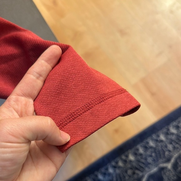 EUC Vineyard Vines Red Lightweight - performance quarter-zip sz small - Picture 6 of 7